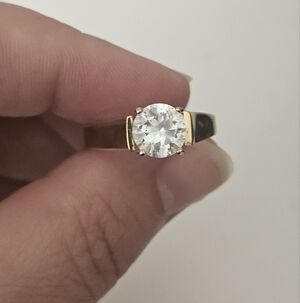 Elegant Gold Ring with Clear Stone